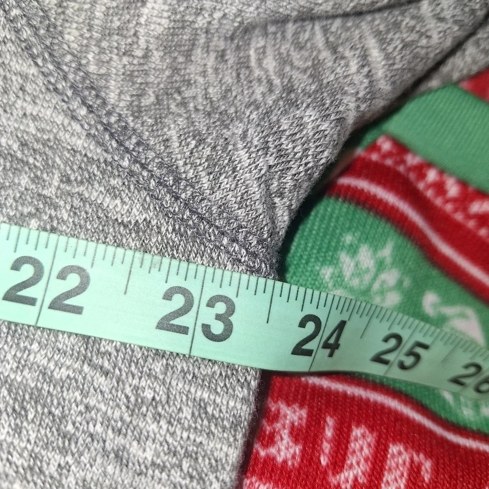 A The North Face men's cotton sweatshirt in a size large. Pre-loved